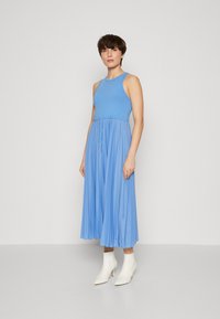 Tommy Hilfiger - TANK PLEATED DRESS MIDI - Vestito estivo - blue spell Immagine in miniatura 1