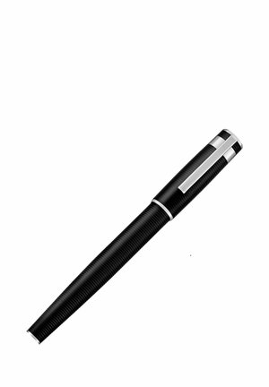 Pluma estilográfica negra con textura, clip y detalles plateados sobre fondo blanco, posicionada en diagonal.