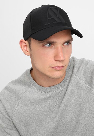 Casquette de baseball noire en tissu lisse, ornée d'un logo noir « AX » bien visible à l'avant. Visière courbée, design épuré.