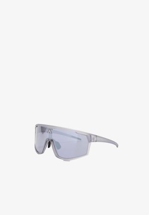 Occhiali da sole sportivi grigio trasparente con unica lente a scudo e design del telaio angolare.