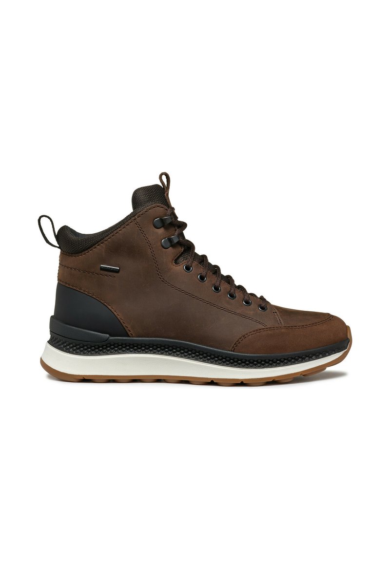 Botín de cuero marrón con cordones, detalles en negro, parte superior texturizada, cuello acolchado y suela blanca acolchada con agarre de goma.