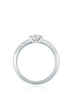 Silberner Verlobungsring mit einem zentralen runden Diamanten und kleineren Diamanten, die entlang der oberen Hälfte des Rings eingelassen sind.