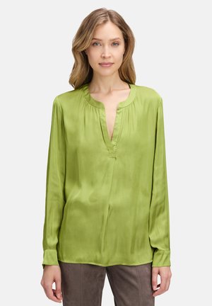 Langsleeve groene blouse van glanzende stof met een V-hals en geplooide detail bij de halslijn, met een losse pasvorm en geplooide accenten.