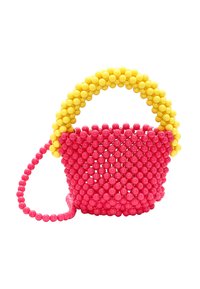 Różowa i żółta torebka na koralikach o okrągłym kształcie, teksturowanej powierzchni i krótkim uchwycie. Baza jest głównie różowa z żółtą rączką.