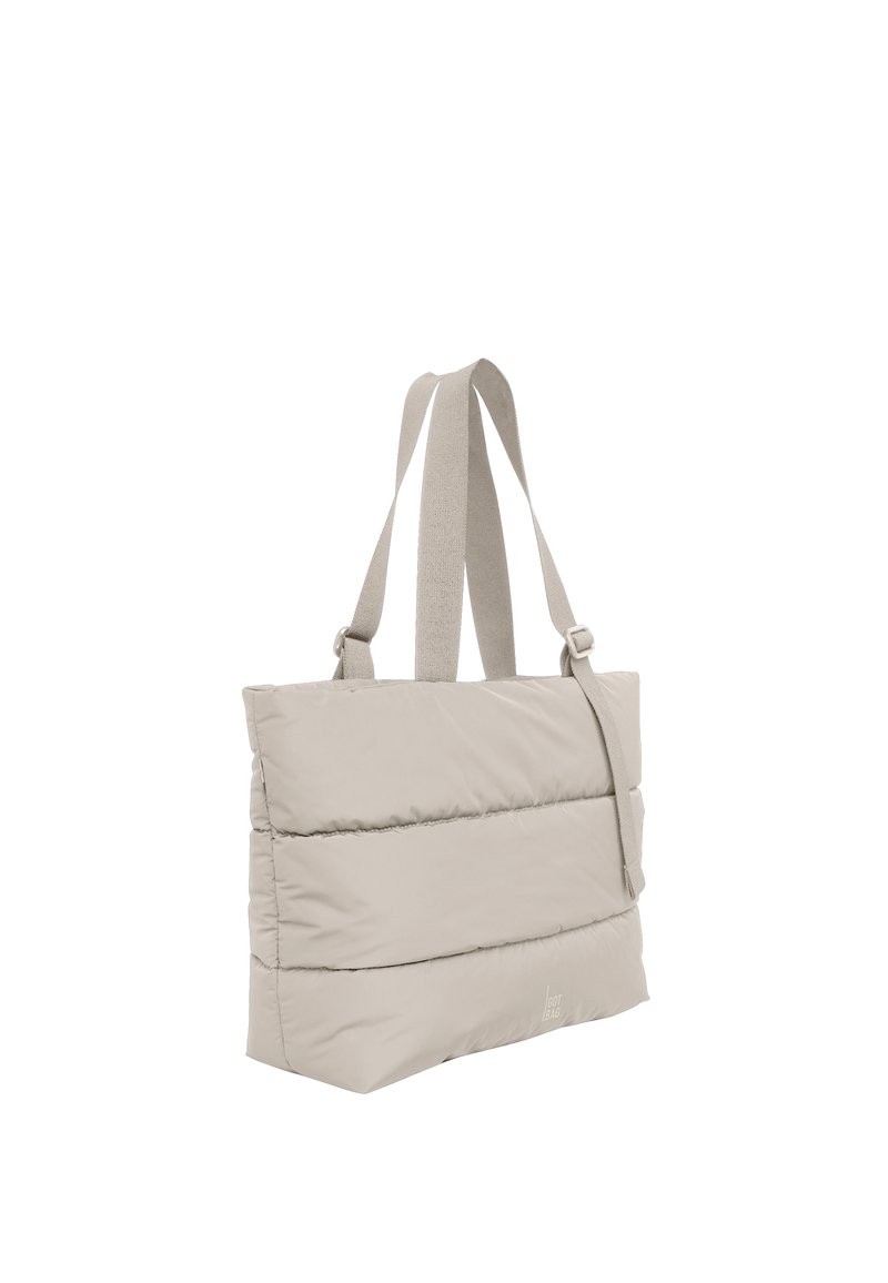 Borsa tote in tessuto imbottito beige con due manici lunghi e una tracolla regolabile, mostrata su sfondo bianco.