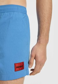 HUGO DOMINICA - Shorts da mare - light blue