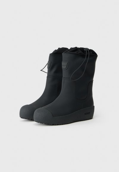 O pereche de cizme waterproof negre până la jumătatea gambei, cu tălpi texturate, închideri cu sfoară în partea de sus și logouri ale brandului pe laturi și pe față.