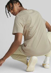 Puma CLASSIC SMALL LOGO - Pamata T-krekls - granola