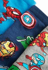 Tres pares de calcetines con diseños de superhéroes. Los colores incluyen azul, marino y gris, con patrones de Spider-Man, Iron Man y Capitán América.
