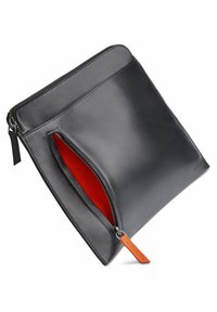 Schwarze Ledertasche für Tablets mit einem orangen Akzent-Reißverschluss, ausgestattet mit einem leuchtend roten Innenfutter und einem eleganten Design.