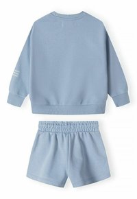 Sweatshirt en coton bleu clair avec col et poignets côtelés, assorti à un short avec une taille élastique. Design simple, sans motifs.