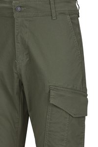 Olijfgroene cargo broeken met een gladde textuur, voorzien van meerdere zakken en versterkte stiksels langs de naden voor duurzaamheid.