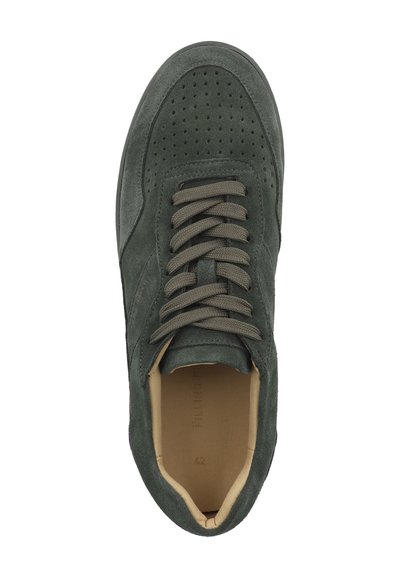 Gröna mockasneakers med perforerade detaljer, rund tå och olivgröna snören. Inredningen har en beige foder med storlek 42 präglad.