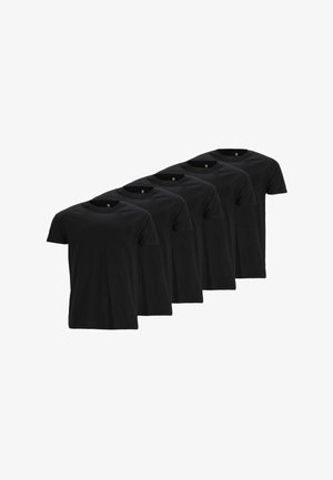 Vijf zwarte katoenen T-shirts met korte mouwen en ronde halslijnen, met een eenvoudig, klassiek ontwerp zonder patronen of versieringen.