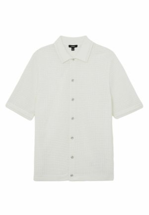 Cămașă albă cu mâneci scurte, cu nasturi, cu dungi orizontale texturate și guler ascuțit.