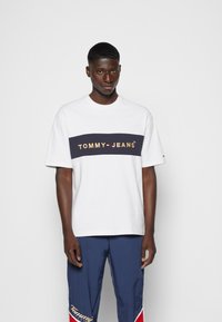 Tommy Jeans PRINTED ARCHIVE TEE - T-shirt con stampa - white