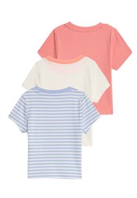 Trois t-shirts à manches courtes : un rose, un blanc et un à rayures bleues. Fabriqués en tissu côtelé avec des encolures rondes et des ourlets arrondis.