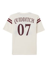 Witte T-shirt met korte mouwen met "QUIDDITCH" in donker bordeaux en het nummer "07," met bordeaux strepen op de mouwen. Klassieke katoen textuur.
