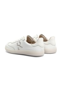 Sneaker bianche in pelle con finitura testurizzata, design a taglio basso e cuciture di lettere discrete sul lato. Suola morbida e liscia per il comfort.