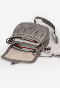 Borsa in pelle grigia con parte superiore arricciata, due scomparti con zip, fodera a righe e una piccola pochette staccabile con una tracolla solida.
