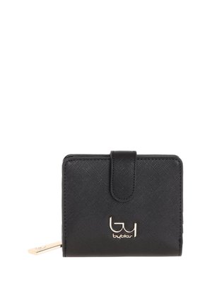 Portafoglio in pelle nera texturizzata con chiusura a scatto, logo "byblos" in tono oro sul davanti e cursore della cerniera in oro sul lato.