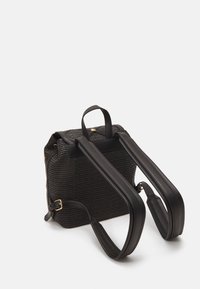 Czarny plecak z plecionki, charakteryzujący się teksturowanym materiałem, płaskimi czarnymi skórzanymi paskami, uchwytami u góry oraz złotymi akcentami metalowymi.