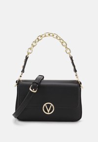 Schwarze Lederhandtasche mit einer goldenen Kettenriemen und einem goldenen runden Logo. Verfügt über einen Klappenverschluss und einen verstellbaren Schulterriemen.