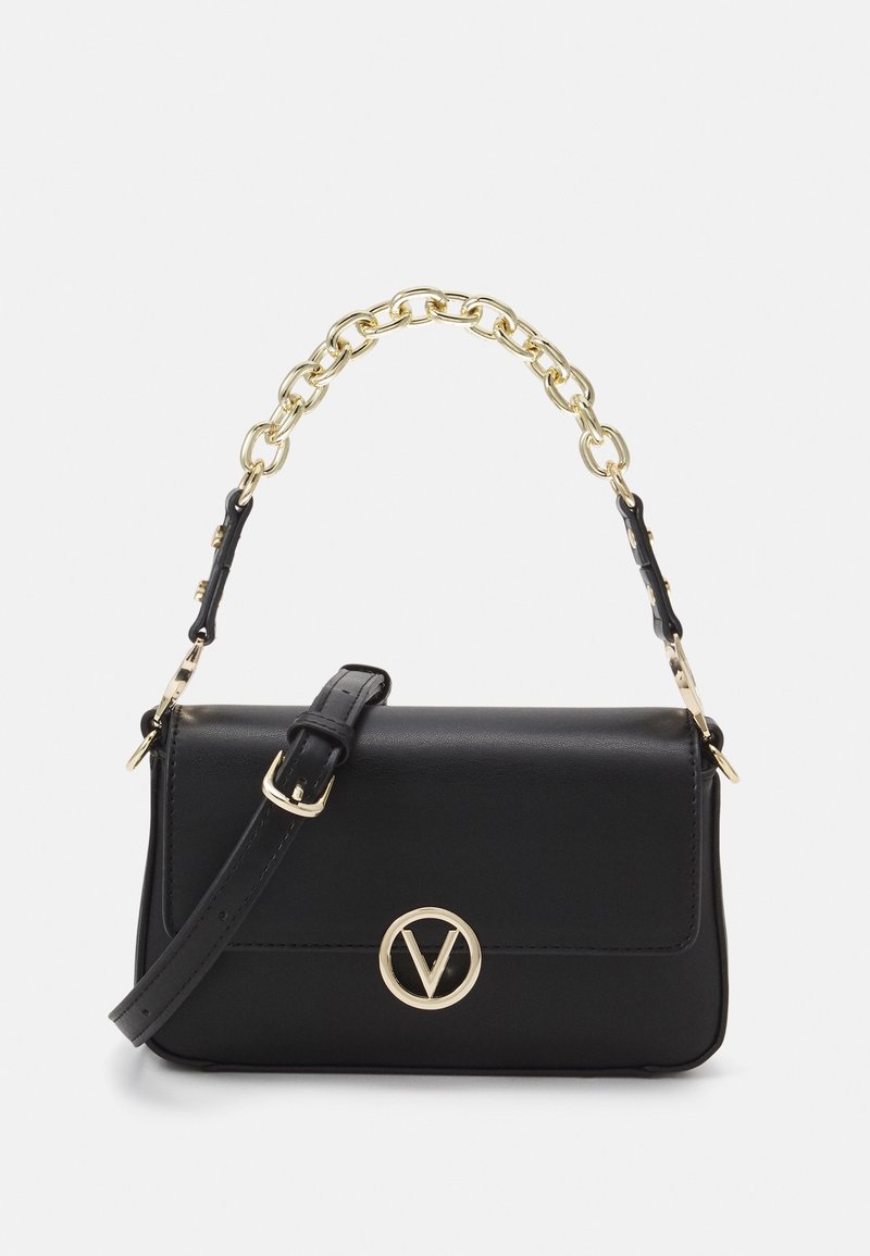 Schwarze Lederhandtasche mit einer goldenen Kettenriemen und einem goldenen runden Logo. Verfügt über einen Klappenverschluss und einen verstellbaren Schulterriemen.