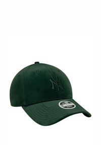 Groene baseballpet van zacht stof; heeft een geborduurd logo, gestructureerde kroon, gebogen klep en een verstelbare band aan de achterkant.
