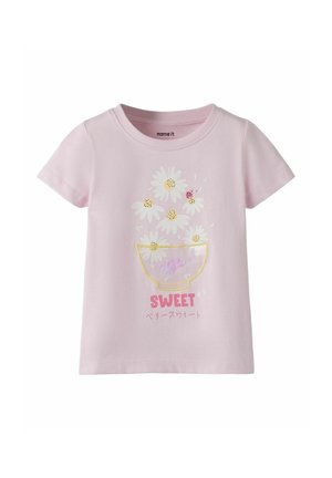 Jasnoróżowa koszulka dla malucha z stokrotkami, biedronką, żółtym konturem miski i napisem „SWEET” z japońskimi znakami poniżej.