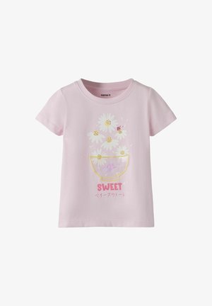 Jasnoróżowa koszulka dla malucha z stokrotkami, biedronką, żółtym konturem miski i napisem „SWEET” z japońskimi znakami poniżej.