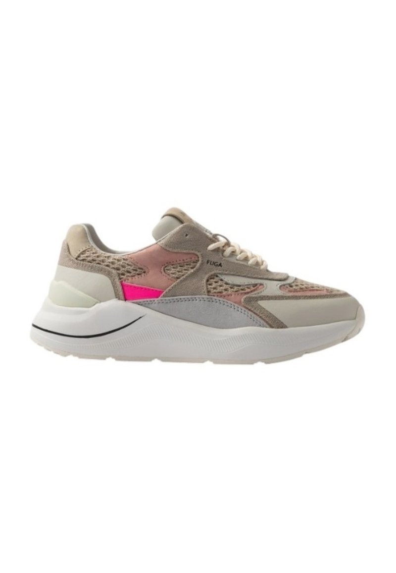 Sneakers con una combinazione di rete beige, suede e accenti grigi. Presentano un dettaglio rosa e una suola bianca spessa con scanalature.