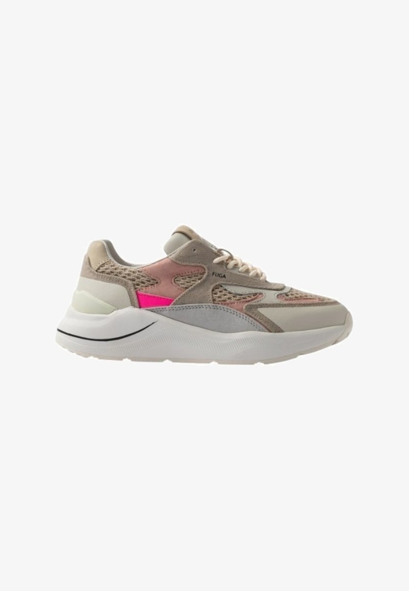 Sneakers con una combinazione di rete beige, suede e accenti grigi. Presentano un dettaglio rosa e una suola bianca spessa con scanalature.