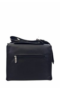 Borsa in pelle nera con finitura testurizzata, manico superiore, tracolla regolabile e tasca con zip frontale. Forma rettangolare, design semplice.