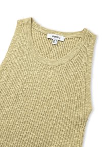 Top senza maniche a coste di colore beige chiaro, realizzato in tessuto testurizzato. Collo rotondo con un'etichetta che mostra le taglie. Finitura liscia.