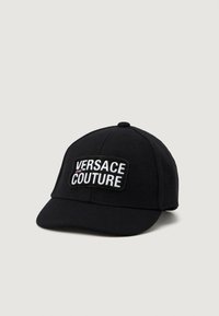 Melnā beisbola cepure ar izšūtu uzlīmi "VERSACE COUTURE". Izgatavota no izturīga auduma ar apaļu vainagu un izliekto malu.