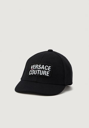 Zwarte baseballpet met een geborduurde patch met de tekst "VERSACE COUTURE". Gemaakt van stevig materiaal met een ronde kroon en een gebogen klep.