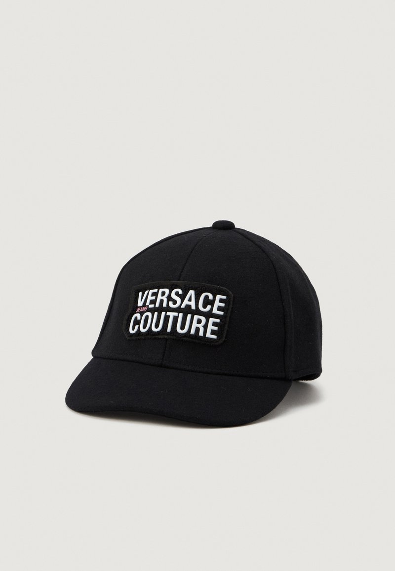 Melnā beisbola cepure ar izšūtu uzlīmi "VERSACE COUTURE". Izgatavota no izturīga auduma ar apaļu vainagu un izliekto malu.