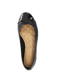 Zwarte patenten ballerina met een afgeronde neus, decoratieve strik, gouden accenten en een gevoerde beige binnenzool met een ruitpatroon.