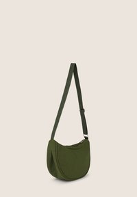 Borsa a tracolla verde in tela, con forma arrotondata, tracolla regolabile e chiusura a zip. Texture liscia e design minimalista.