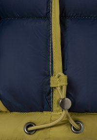 Kordelzug mit Metallstopper auf blauem und olivgrünem gepolstertem Stoff, wahrscheinlich Teil einer Jacke oder eines Mantels.