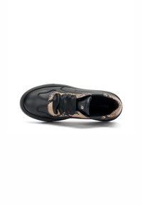 Zapatillas de cuero negro con un acento texturizado de estampado de serpiente. El diseño incluye una puntera redondeada y cordones planos trenzados.