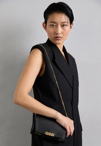 WALLET ON CHAIN - Pisemska torbica - black