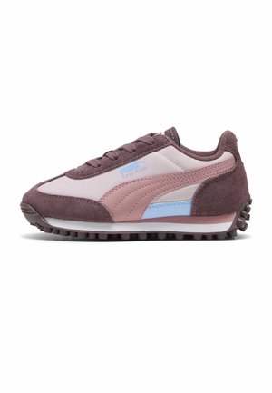 Lavprofil Puma Easy Rider sneaker i mauve og pink med tekstureret sål og snøredesign, vist fra siden på en hvid baggrund.