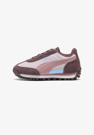Niedrigprofiliger Puma Easy Rider Sneaker in Mauve und Pink mit strukturierter Sohle und Schnürdesign, von der Seite auf weißem Hintergrund gezeigt.