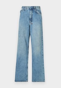 Jeans largi din denim de un albastru deschis, cu talie medie, cinci buzunare și închidere cu buton, având accesorii metalice și un finisaj uzat.