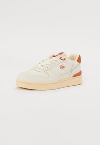 Sneaker bianco con dettagli beige, tomaia in pelle liscia, punta perforata, lacci rotondi e suola in gomma; logo visibile sul lato.