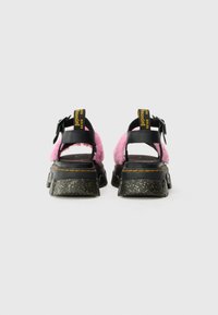 Sorte plattformsandaler i svart og rosa med lodne stropper, teksturerte såler og gule detaljer. Har justerbare spenner og en tykk flekket såle.
