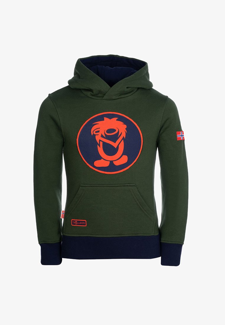 Grüne Kapuzenjacke mit einem großen kreisförmigen orangen Grafik. Verfügt über eine Fronttasche, navy-blaue gerippte Bündchen und eine kleine norwegische Flagge am Ärmel.