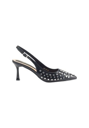 Zapatos de tacón alto negros tipo slingback con punta afilada, con decoraciones de tachuelas plateadas y un tacón delgado. Textura suave con diseño de espalda abierta.